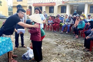 400 phần quà từ bạn đọc đến tay bà con Quảng Nam