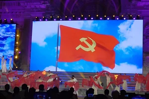 Các nghệ sĩ nổi tiếng hát chào mừng Đại hội Đảng