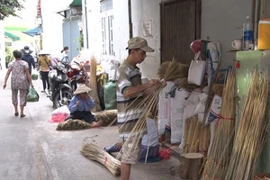 Video: Xóm chổi thủ công duy nhất ở Sài Gòn ngày giáp Tết