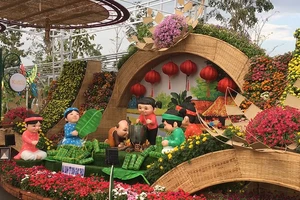 Nhóm nghệ sĩ TP.HCM check-in sớm ở đường hoa Cần Thơ