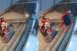 Video: Người phụ nữ chở con nhỏ đi trộm loa kẹo kéo