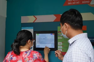 Video: Cận cảnh 'ATM' nhận trả hồ sơ đầu tiên tại TP.HCM