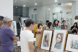 Video: Bán tranh gây quỹ giúp bệnh nhi ung thư