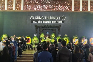 Video: Người thân, bạn bè tiễn đưa nhà văn Nguyễn Huy Thiệp