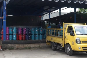 Video: Mối lo cháy nổ từ kho gas nằm giữa khu dân cư 