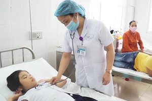 Video: Hàng loạt học sinh bị ngộ độc đồ chơi lạ