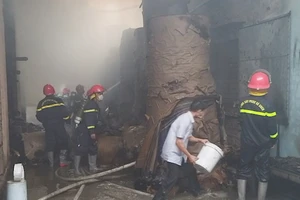 Đà Nẵng: Cháy dữ dội tại công ty sản xuất bao bì
