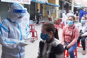 Video: Hơn 500 tiểu thương liên quan BN 2989 được xét nghiệm