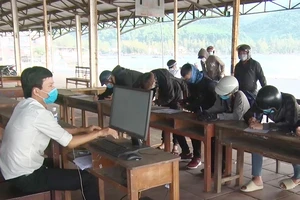 Video: Lập chốt ở bắc đèo Hải Vân để ngăn chặn dịch