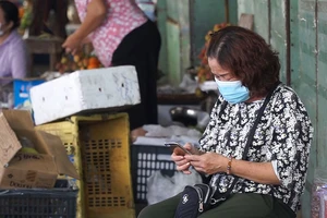 Dùng điện thoại ‘cục gạch’, tiểu thương khó khai báo y tế