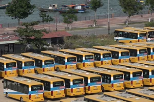 Video: Hàng loạt xe ‘đắp chiếu’ nằm kín bãi vì dịch COVID-19