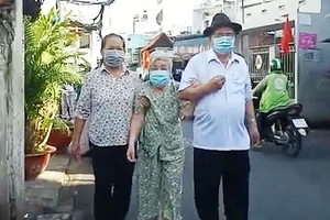 Cụ ông ngoài 90 tuổi phấn khởi đi bầu cử