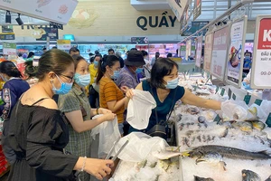 Video: Đổ xô đi siêu thị trước giờ giãn cách xã hội