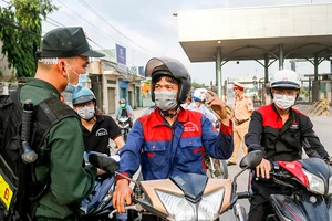 Người dân quay về khi đến các chốt kiểm dịch ở Đồng Nai