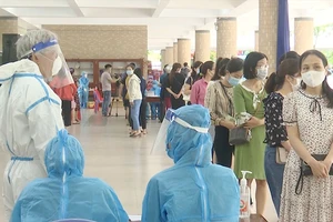 Video: Đà Nẵng lấy mẫu xét nghiệm cho hơn 3.000 cán bộ coi thi vào lớp 10