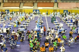 Video: Nhà thi đấu Phú Thọ kẹt cứng người đến tiêm vaccine COVID-19