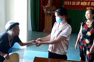 Video: Cụ bà 100 tuổi chống gậy đi ủng hộ quỹ phòng, chống dịch COVID-19 