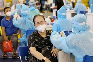 Video: Trong 8 ngày, TP.HCM có hơn 828.000 người được tiêm vaccine 