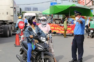 Video: Bị buộc quay đầu tại chốt kiểm dịch do không có giấy xét nghiệm âm tính
