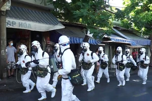 Video: Đà Nẵng phun khử khuẩn nơi có nhân viên cắt tóc mắc COVID-19