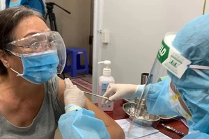 Video: Người cao tuổi và mắc bệnh nền được tiêm vaccine COVID-19 