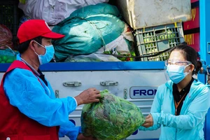 Video: Hàng chục tấn rau củ, nhu yếu phẩm chia sẻ với người dân vùng dịch