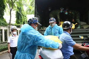 Video: Xe vận tải quân sự vượt mưa bão, mang 10 tấn gạo tặng người dân TP.HCM