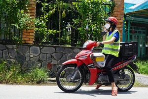 Video: Biệt đội shipper giao sách miễn phí cho học sinh 