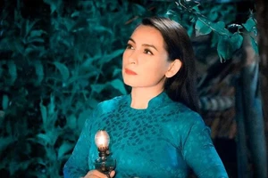 Video: Nhìn lại cuộc đời đầy ắp tình yêu thương của ca sĩ Phi Nhung 
