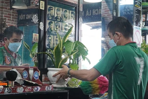 Video: Chủ các tiệm tóc, quán bún bò ở TP.HCM hối hả dọn dẹp để mở cửa trở lại 