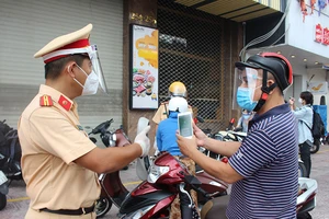 Video: Có giấy tiêm vaccine, người dân được CSGT tuần tra lưu động cho di chuyển