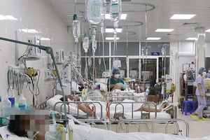 Video: Cảnh báo ngộ độc rượu pha cồn công nghiệp gây chết người 