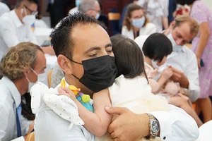 Video: Hơn 90 em bé Việt Nam trong vòng tay của cha mẹ nuôi nước ngoài 