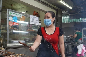 Video: Chủ quán ăn rục rịch dọn dẹp, chờ quyết định được phục vụ tại chỗ 