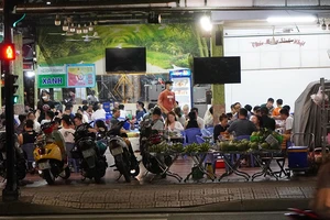 Video: Ngày đầu mở cửa, nhiều quán nhậu bất chấp quy định phòng dịch