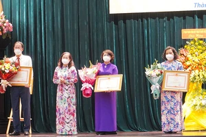 Video: Chủ tịch nước tặng Huân chương Lao động hạng 3 cho UBMTTQVN TP.HCM