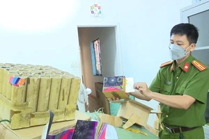 Video: Phát hiện vụ vận chuyển hơn 600 hộp giấy nghi là pháo