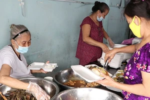 Video: Quán cơm 0 đồng của cụ bà 70 tuổi