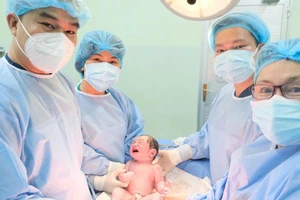 Video: Ngắm các bé chào đời trong thời khắc đầu năm 2022