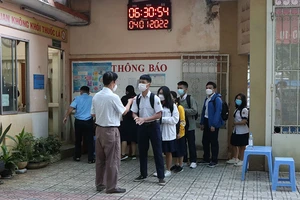 Video: Học sinh khối lớp 7, 8, 10, 11 tại TP.HCM trở lại trường học