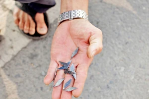 Video: Cận Tết, nạn ‘đinh tặc’ lại tái xuất hiện trên Quốc lộ 1A