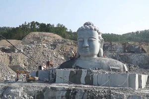 Video: Tượng Phật khổng lồ giữa mỏ đá ở Đà Nẵng
