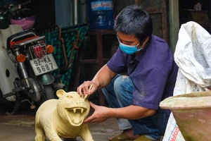 Video: Độc đáo tượng hổ làm bằng đất sét ở Hội An