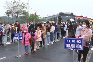 Hà Nội: Ấm lòng những chuyến xe miễn phí hỗ trợ công nhân về quê ăn Tết 