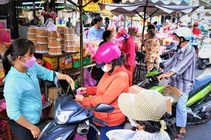 Video: Chen chân mua đồ cúng trước ngày vía Thần Tài