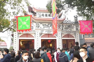 Hà Nội: Phủ Tây Hồ tấp nập ngày rằm tháng Giêng