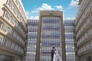 Ngày hạnh phúc của các cặp y bác sĩ từng hoãn cưới vì dịch COVID-19 