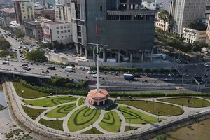 Video: Giới trẻ thích thú chụp hình tại công viên bến Bạch Đằng sau cải tạo