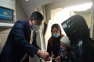 Video: Gần 300 kiều bào từ Ukraine về sân bay Nội Bài