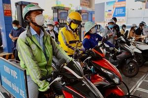 Video: Nỗi lòng của tài xế xe công nghệ, shipper khi xăng tăng giá